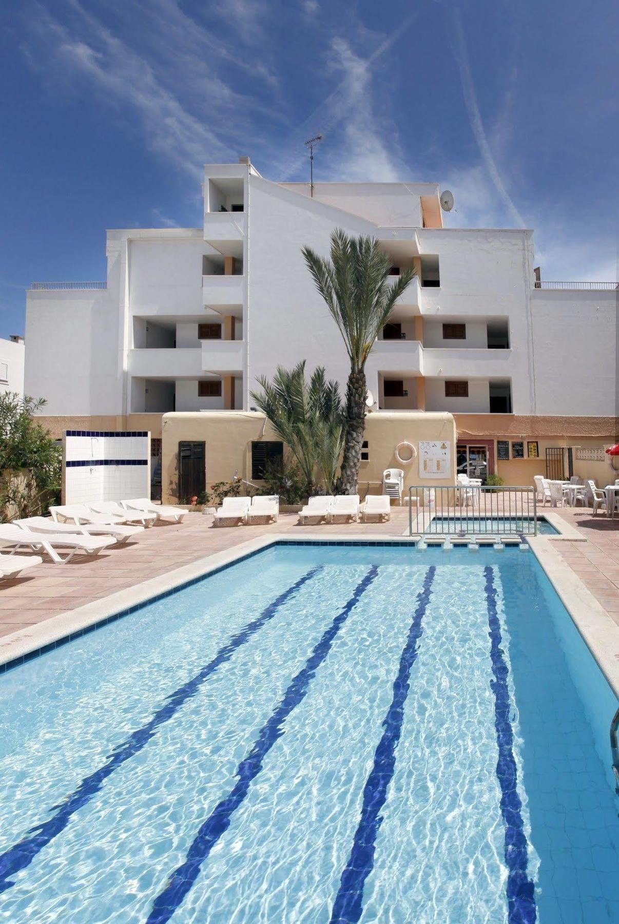 Typic Sandic Apartments Es Cana المظهر الخارجي الصورة